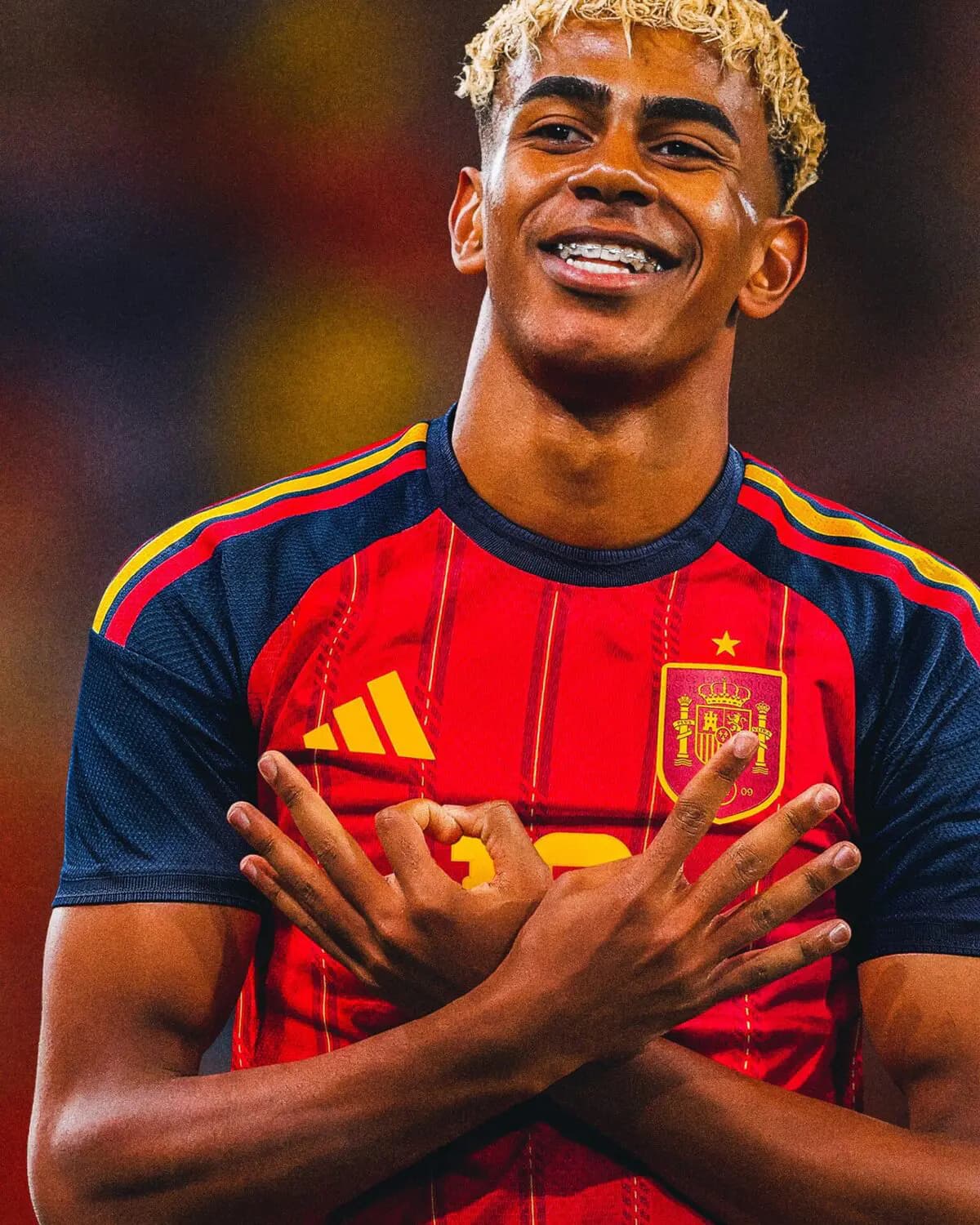 Joueur Espagne portant le maillot domicile rouge Adidas - Comparez les prix des maillots Espagne