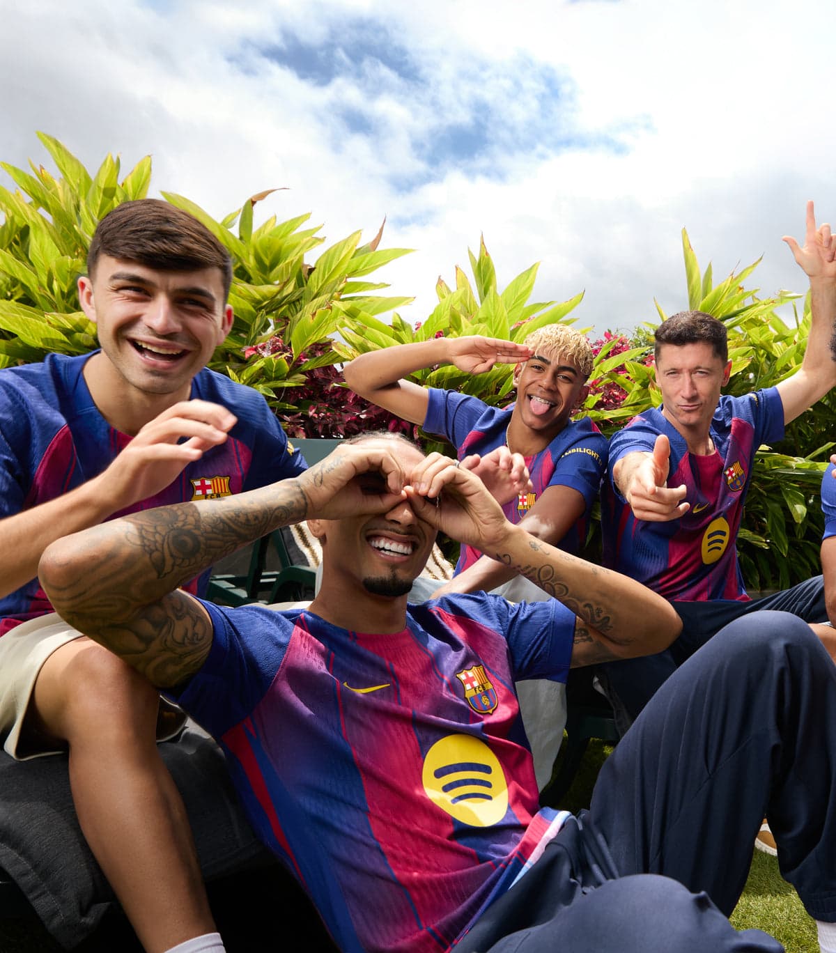 Pedri Raphinha Lamine Yamal et Lewandowski portant le maillot domicile FC Barcelona 2024-25 - Comparez les prix des maillots Barça