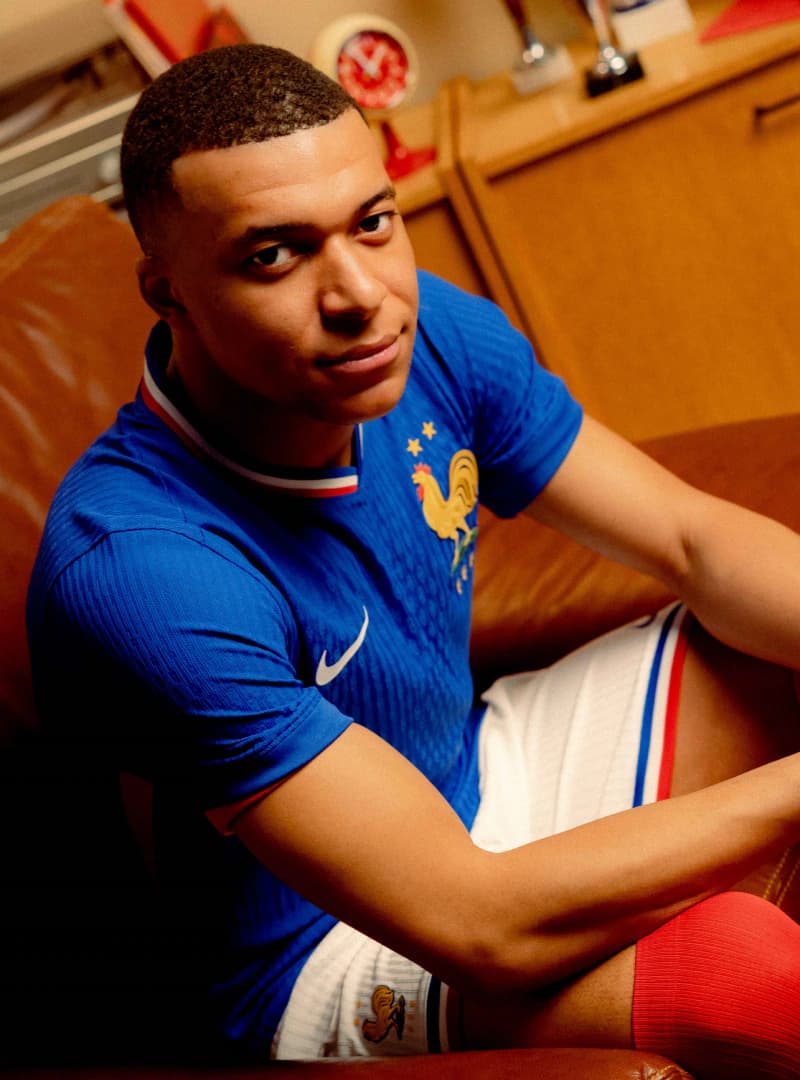 Kylian Mbappé portant le maillot domicile Équipe de France 2024-25 bleu Nike - Comparez les prix des maillots de l'Équipe de France