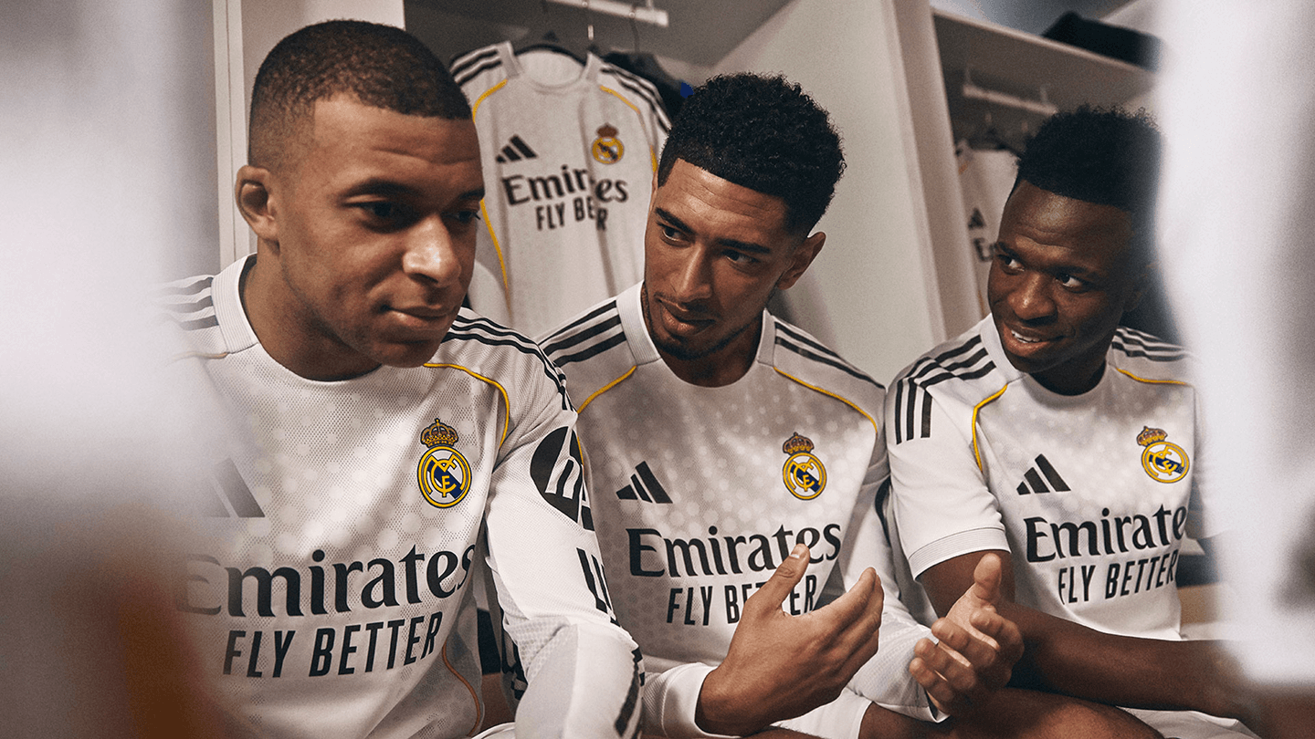 Mbappé Bellingham et Vinicius Jr portant le maillot domicile Real Madrid 2024-25 - Comparez les prix des maillots Real Madrid